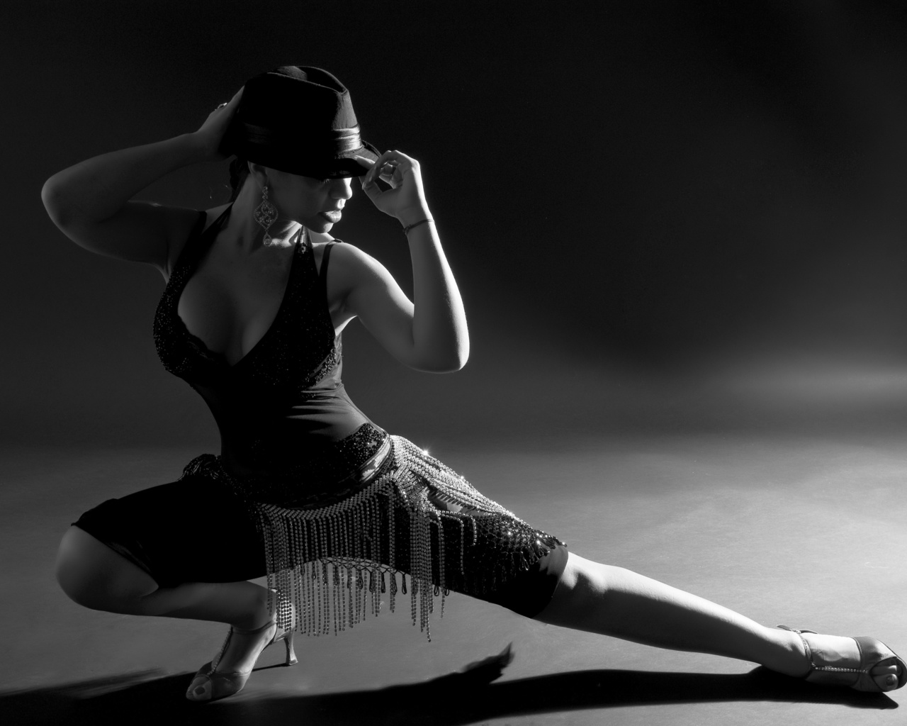 Девушка Танцует Черно Белое Фото