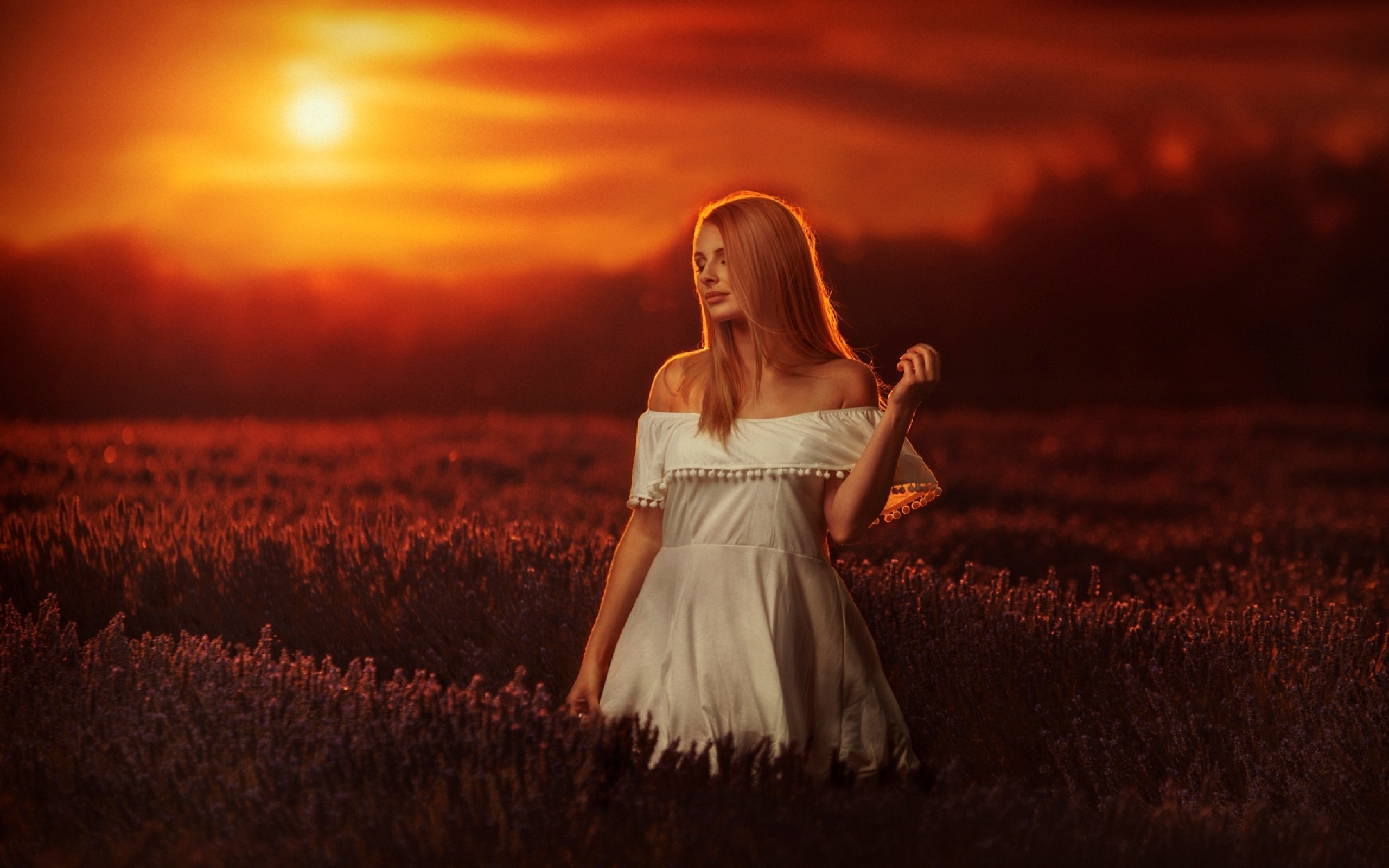 Голая Анна встречает закат в поле