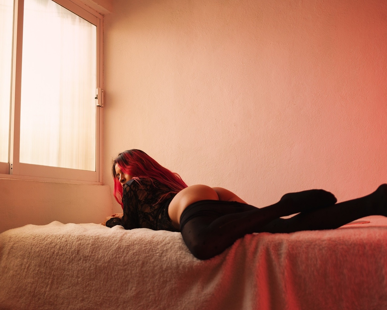 Фото несносной девушки задирающей кожаную юбку и показывающей свою задницу в постели