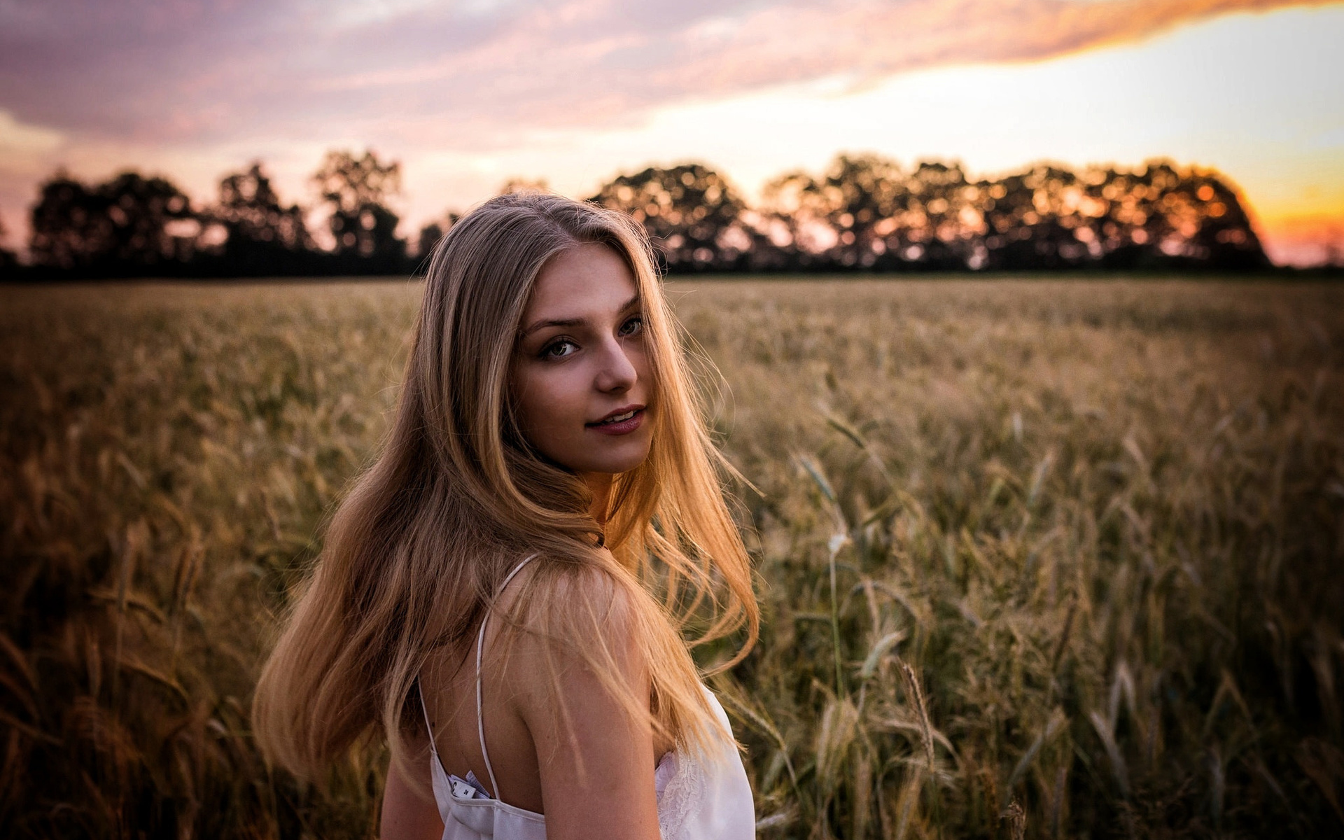 Блондинка на поле