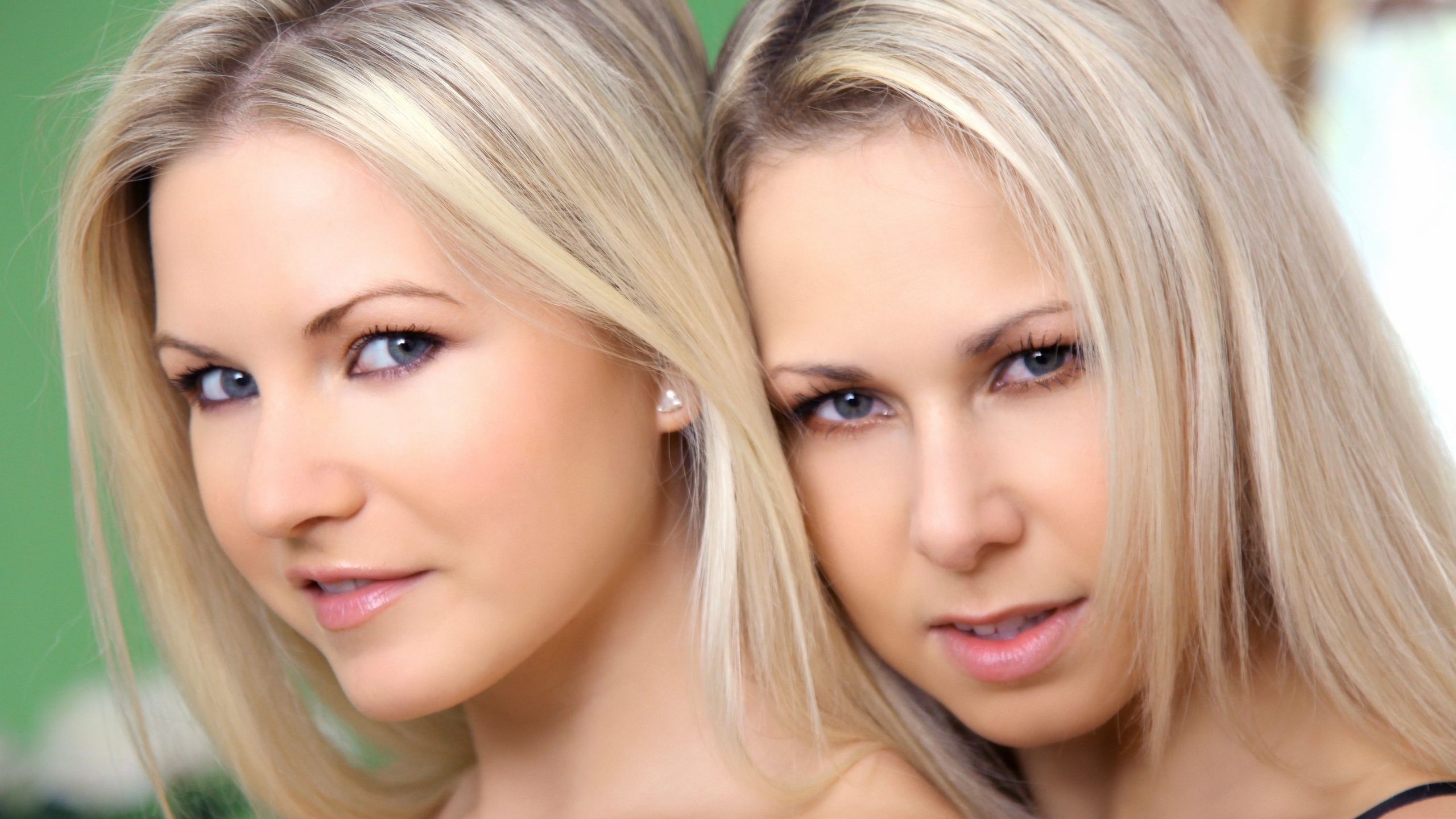 Две блондинки демонстрируют свои глубокие таланты