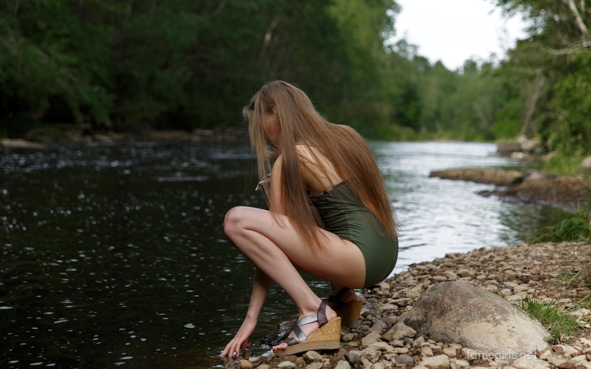 Девица с плоской грудью голая в речке