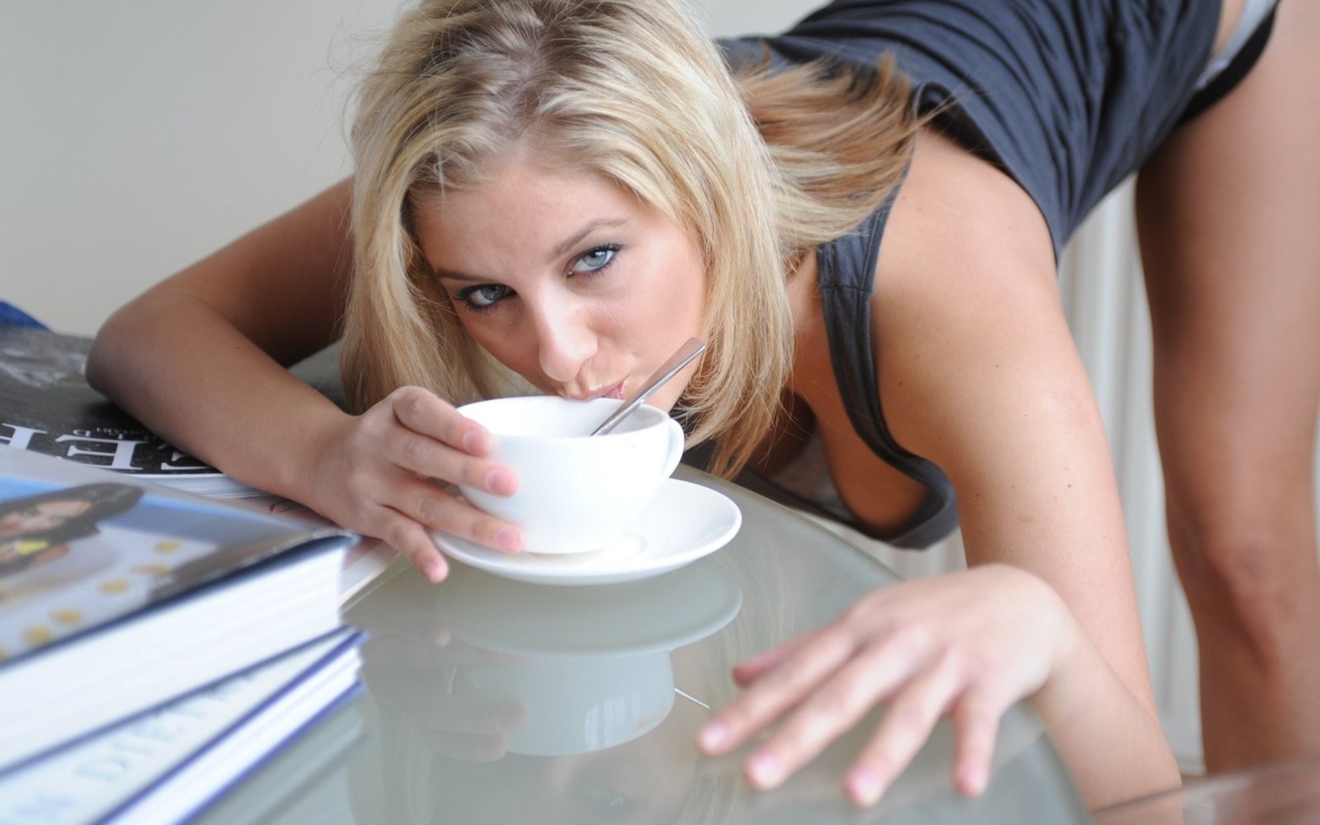 Голая девушка рекламирует чайную. Фото эротика с Лука Миклоши