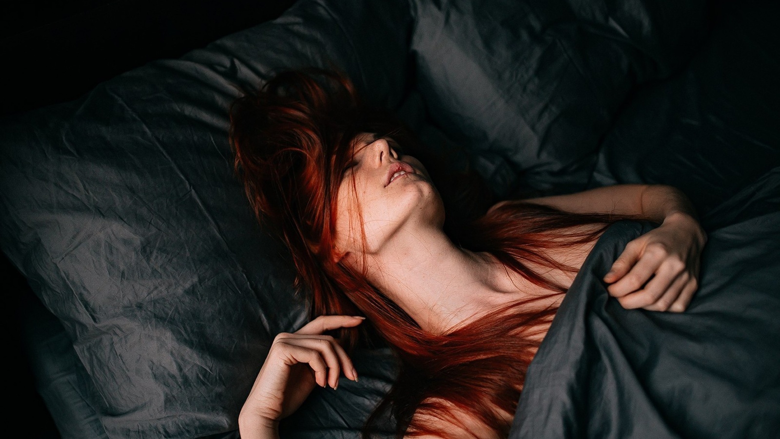 Рыжеволосая студентка в трусиках извивается на белоснежной кровати