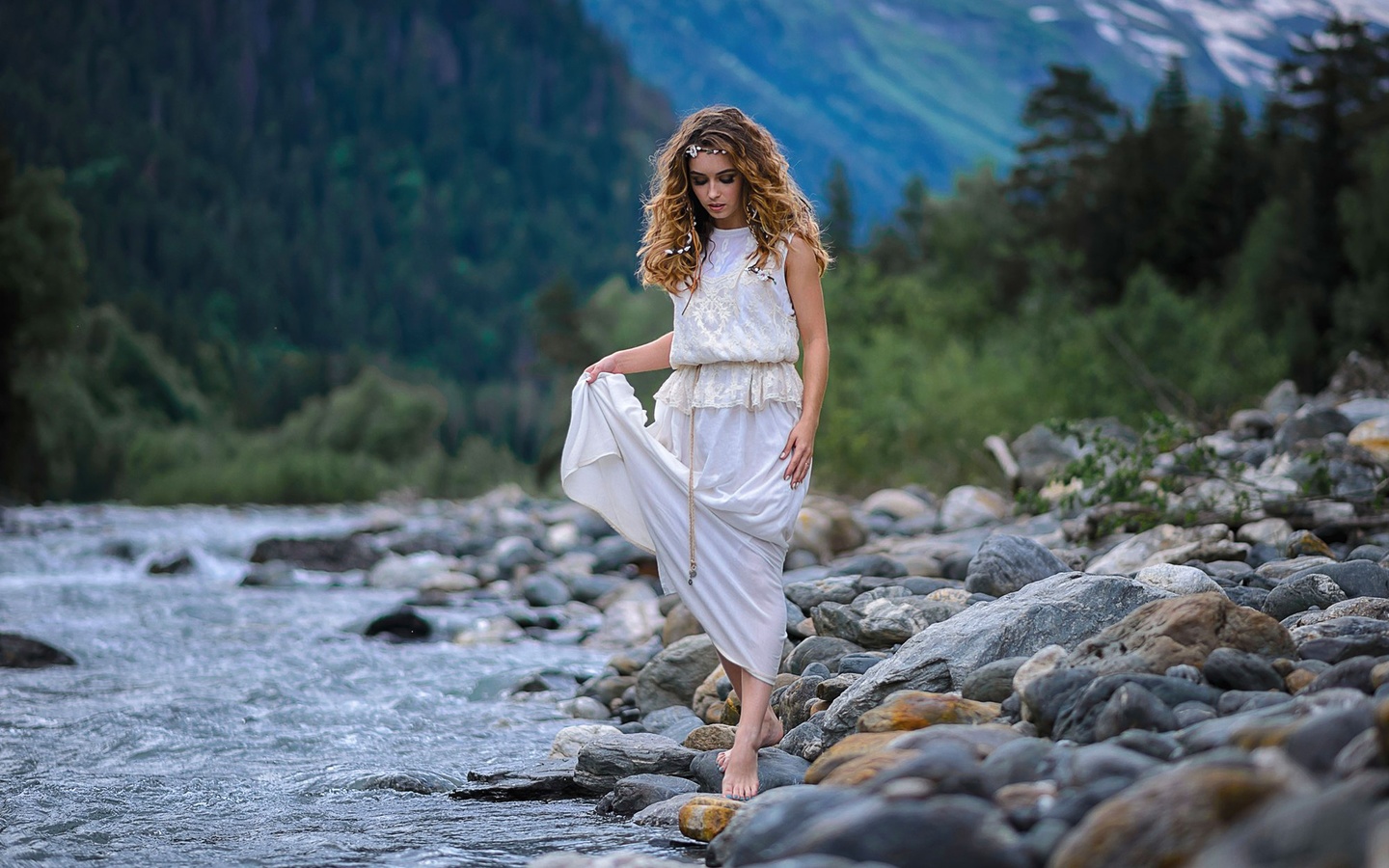 Превосходная милашка снимает белое платье на берегу реки