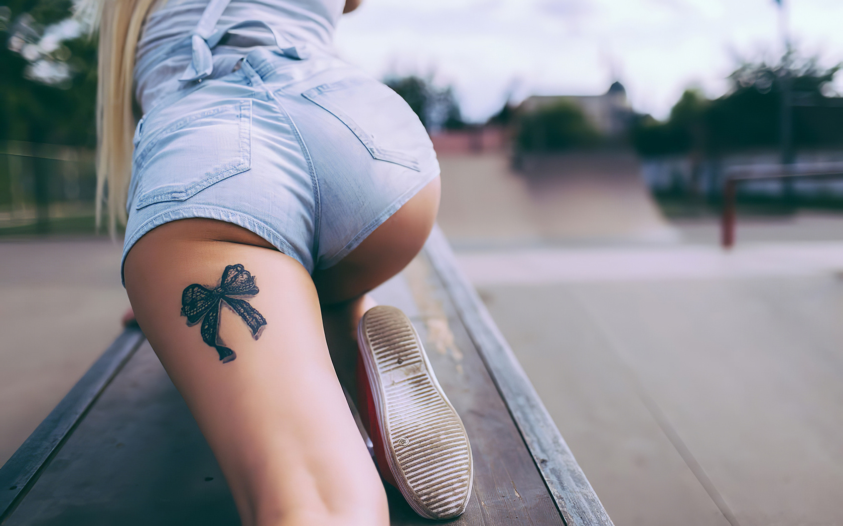 Сексуальная блондинка с татуировками на теле дает хахалю раком