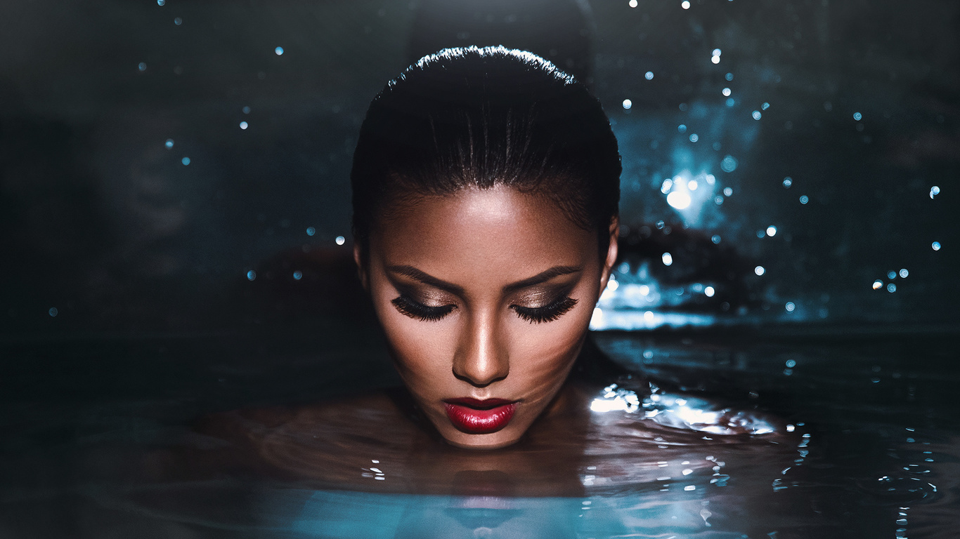 Картинки девушка красивое лицо вода обои 1366x768 картинка 452468