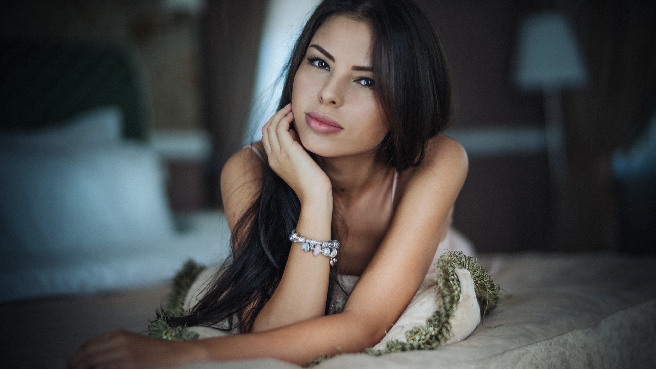 Brunette Cam Model