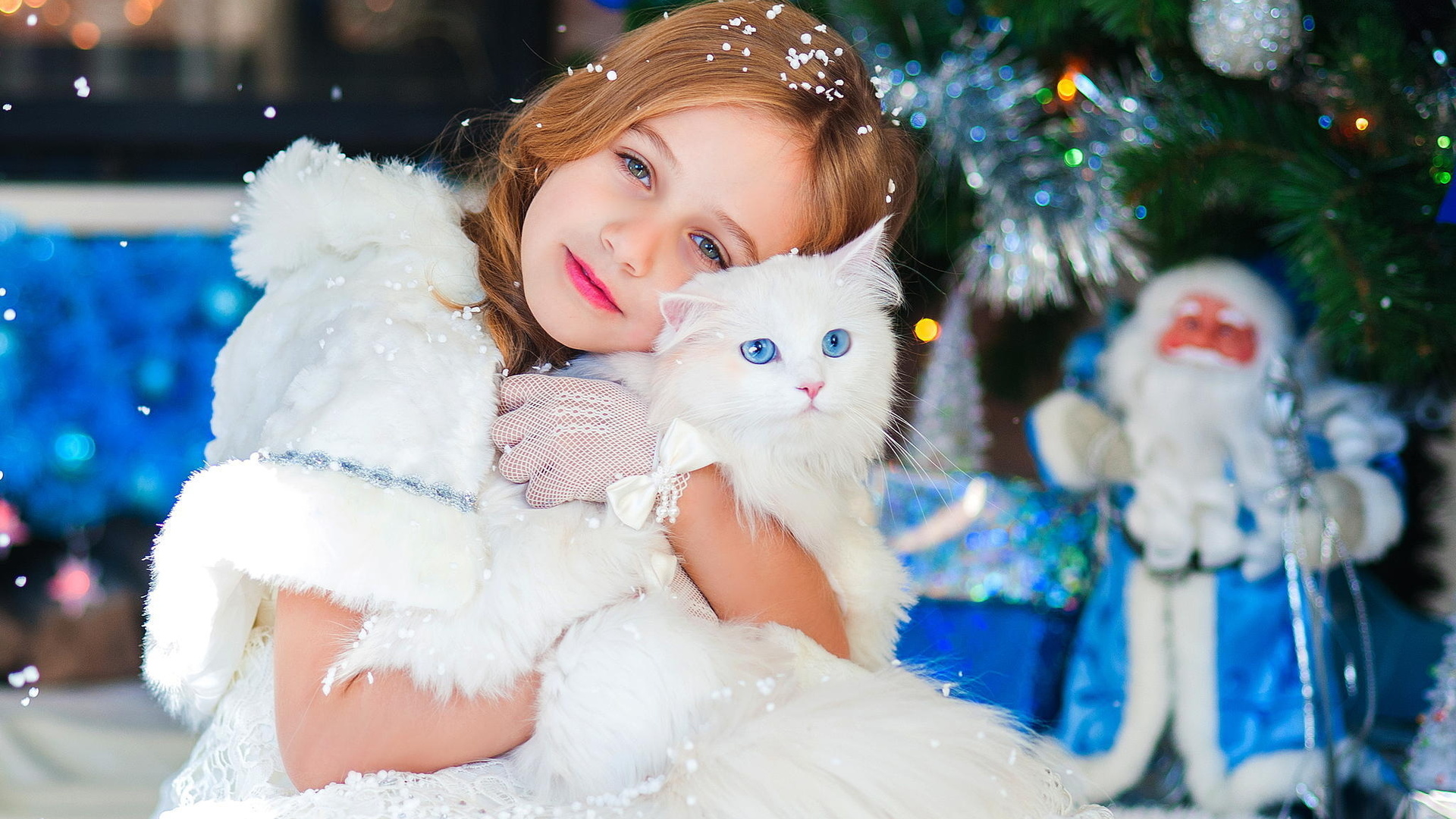 Кошка в костюме снегурочки