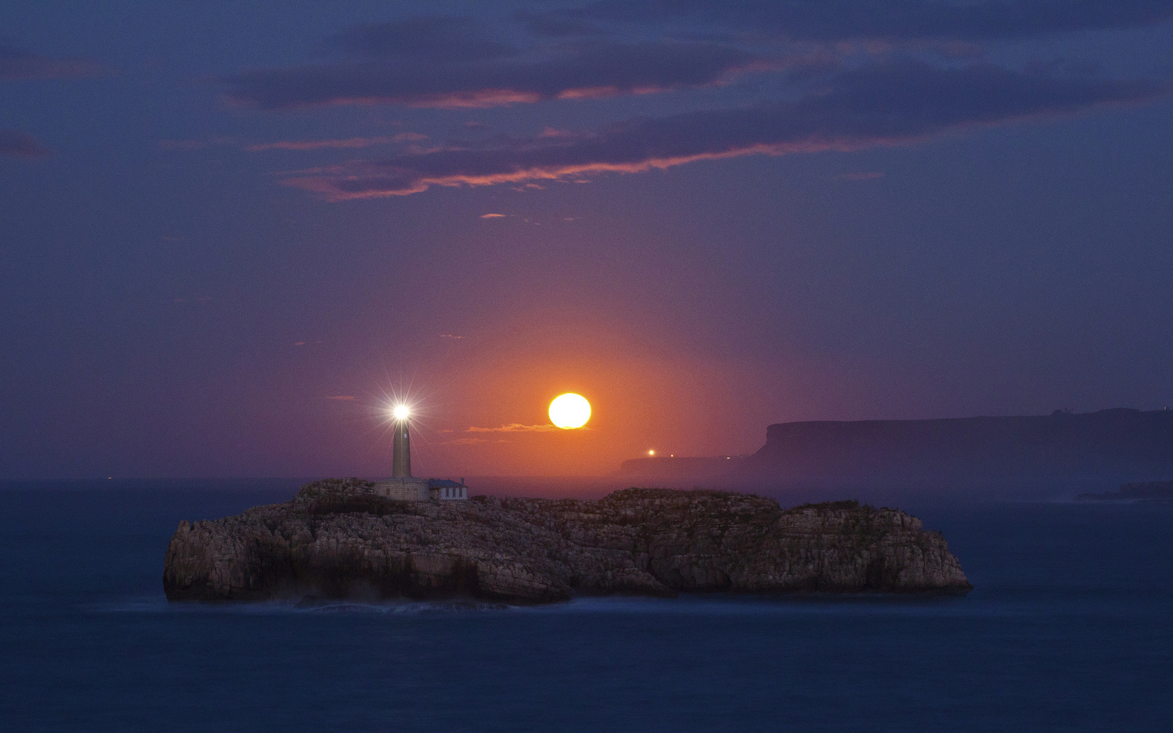 Coast lighting. Маяк обои. Свет маяка. Фон для рабочего стола Маяк. Маяк на закате фото.