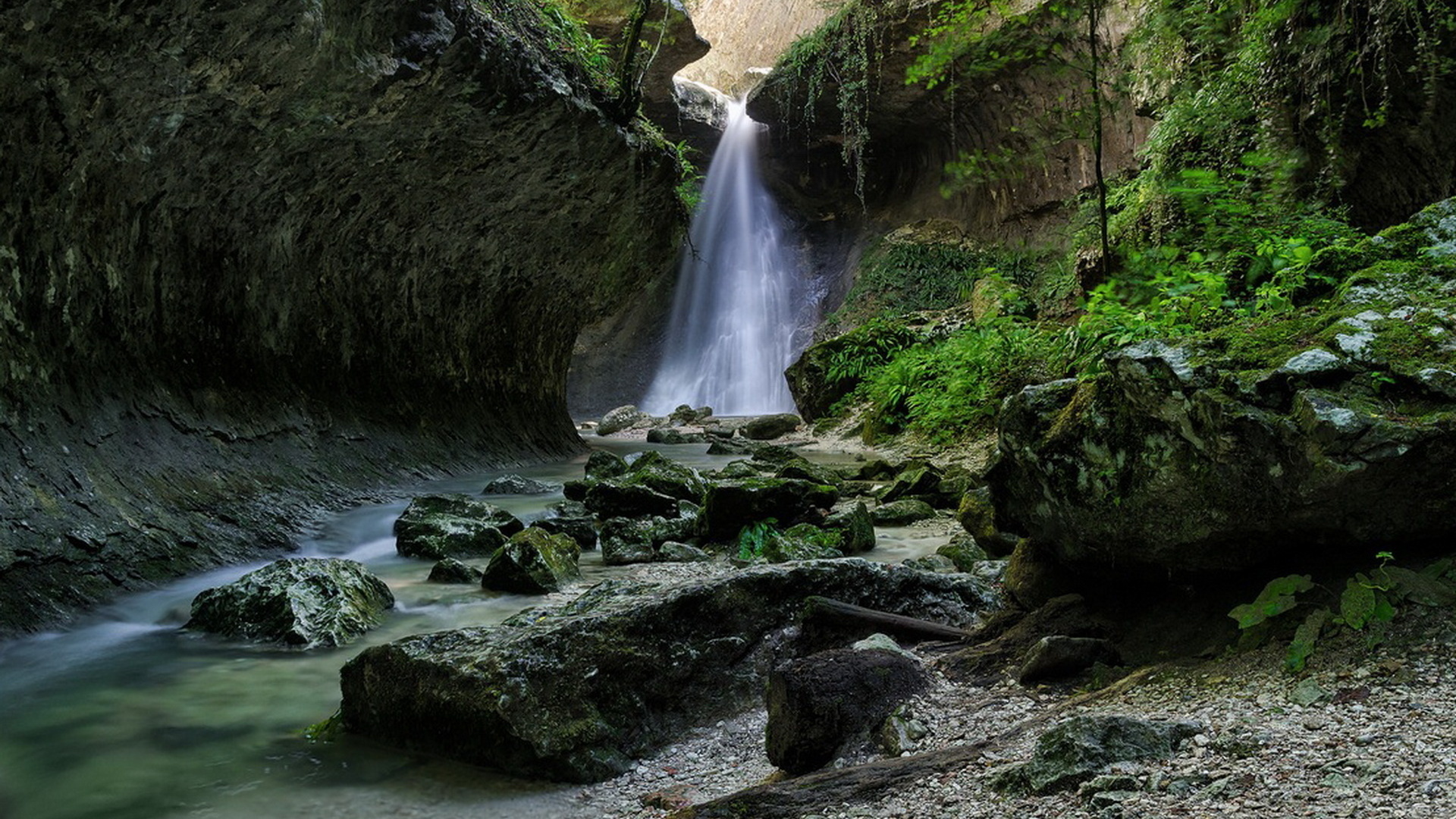 Фото на фоне водопада примета