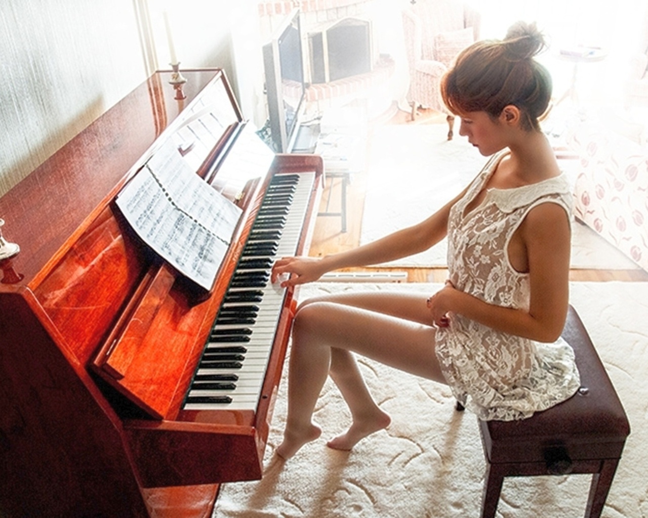 Девушка за пианино