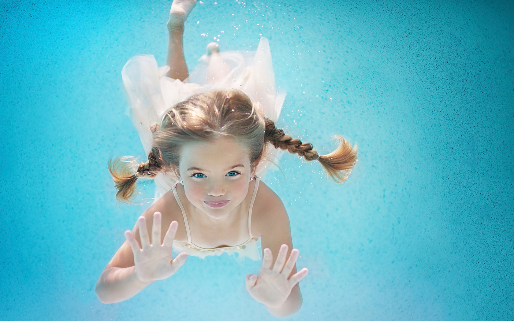 Девочка под водой