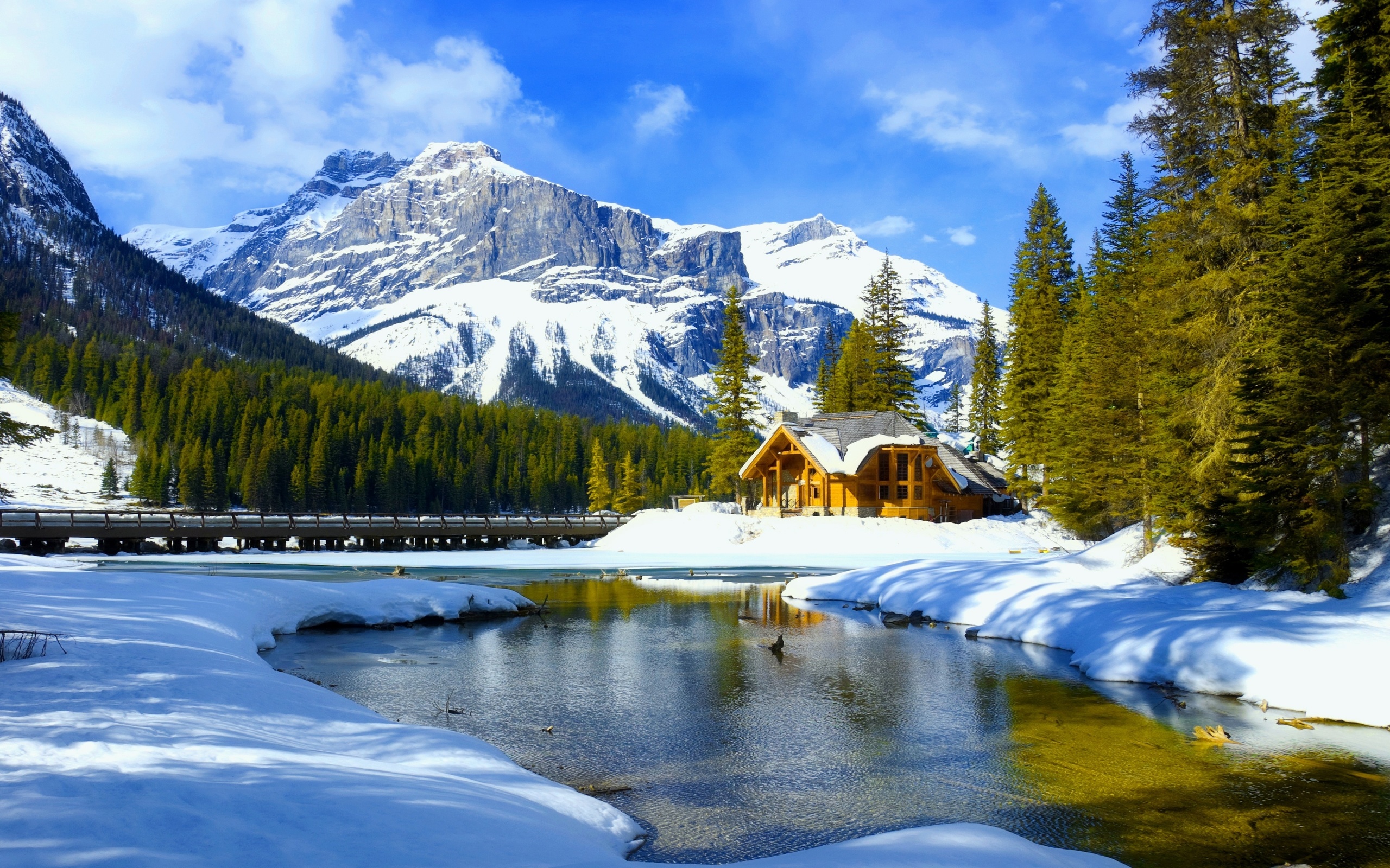 Горы декабрь. Canadian Rockies зима. Канада Альпы. Канада у озера горы домик. Канада зима горы озеро.