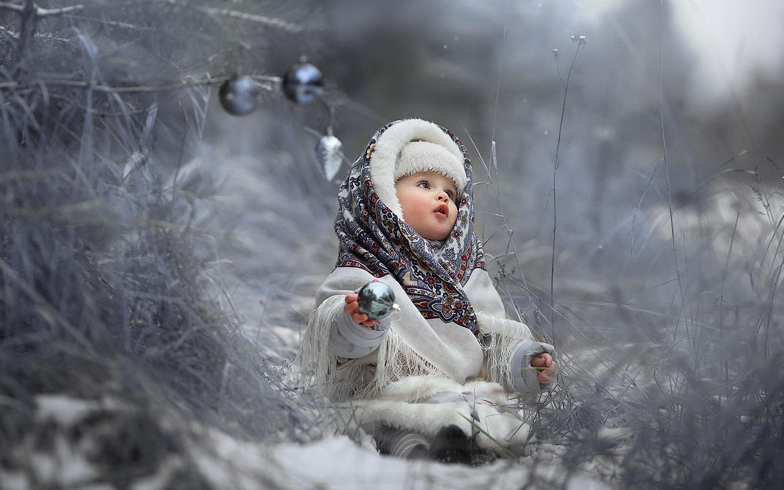 Зимний фотограф. Дети зимой. Красивая зима и дети. Фон снег для детей. Малыш в снегу.