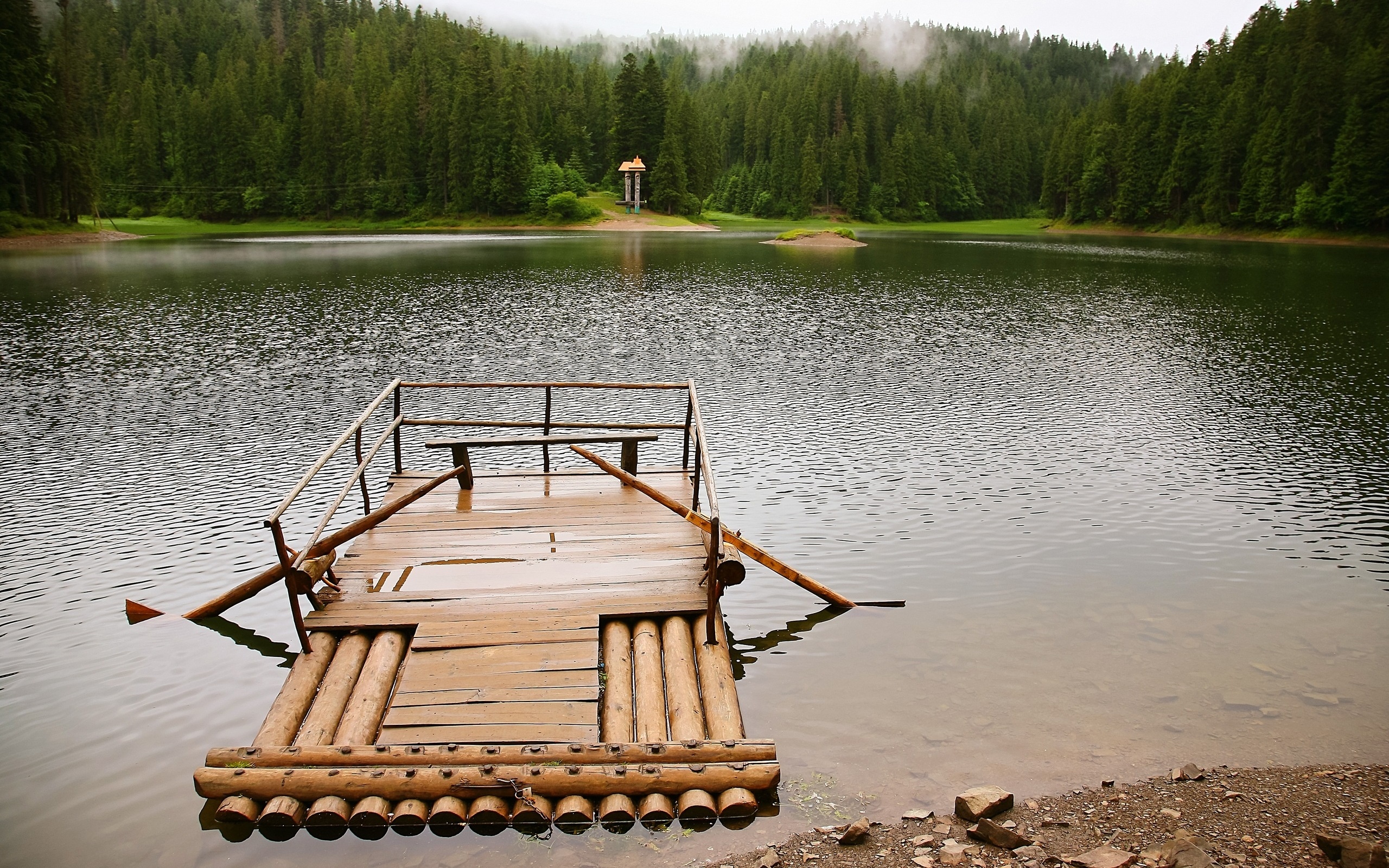 Плот из связанных бревен