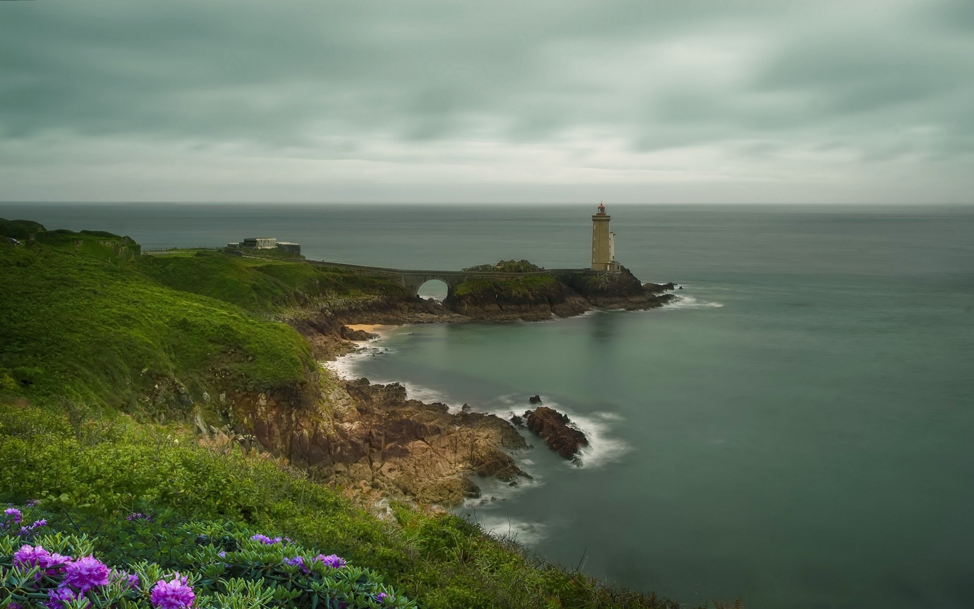 Страница берег. Маяки Крыма. Ирландия берег моря. Море Маяк утро Зеландия. Маяк на острове обои.