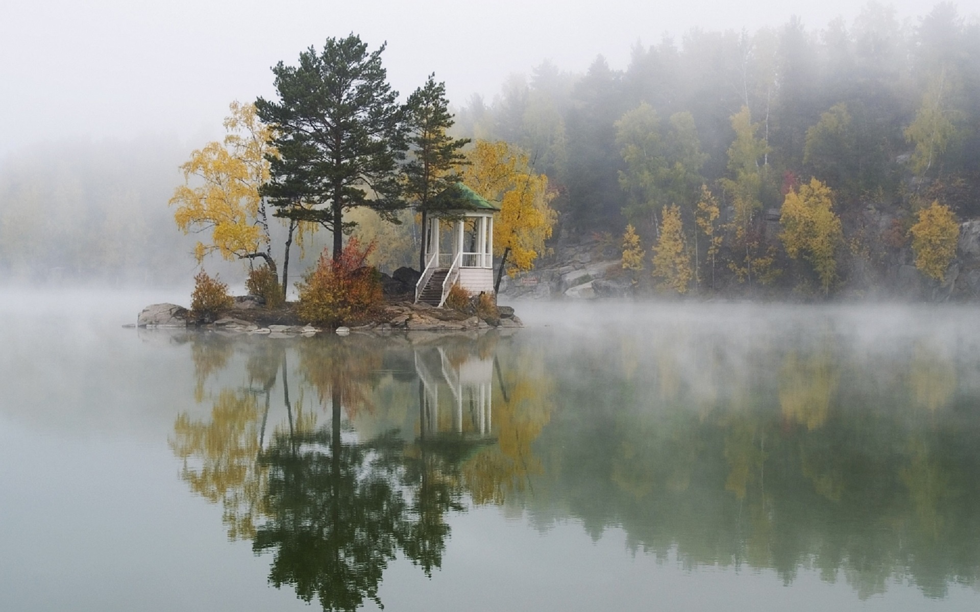 Осеннее утро. Озеро ая. Озеро ая осенью. Осеннее утро на озере. Туманное осеннее утро.