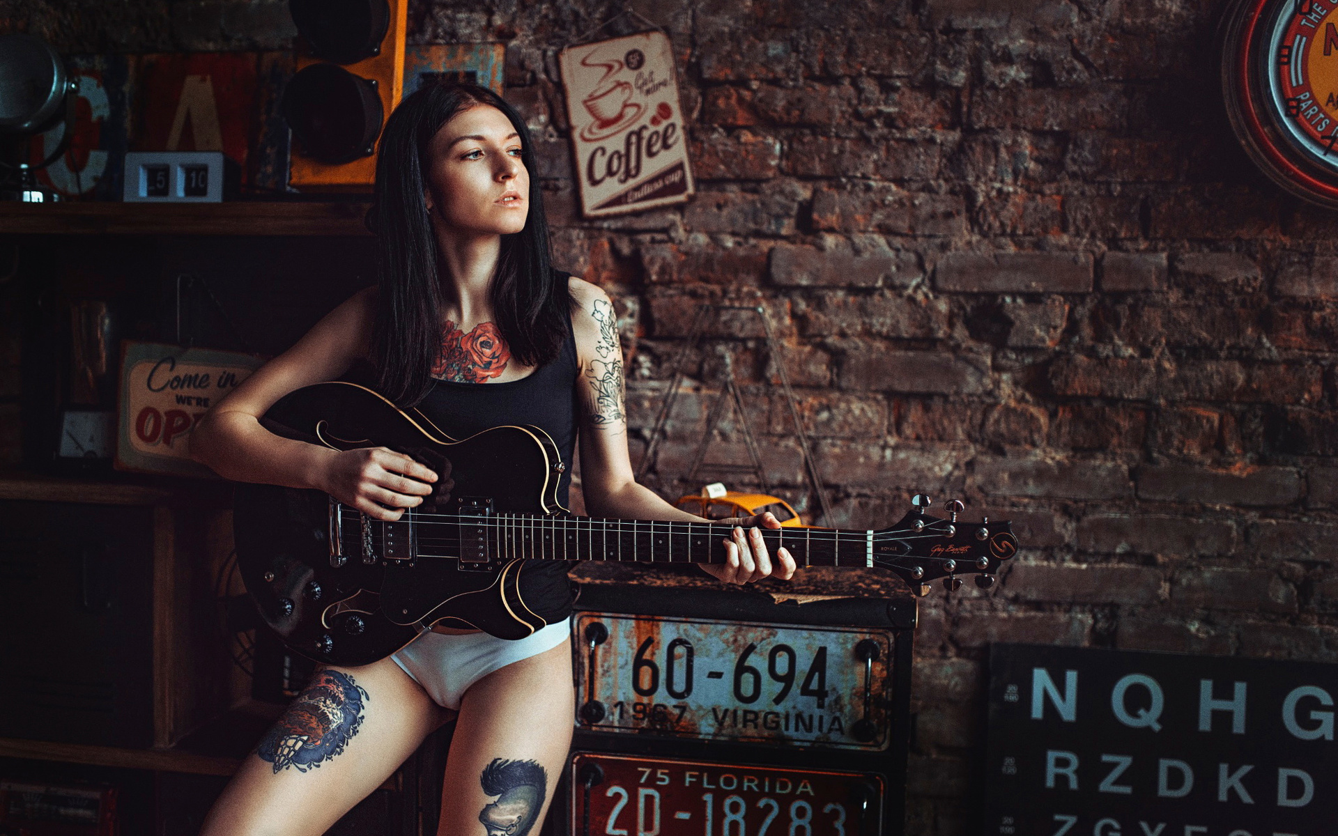 Девушка рокерша с гитарой