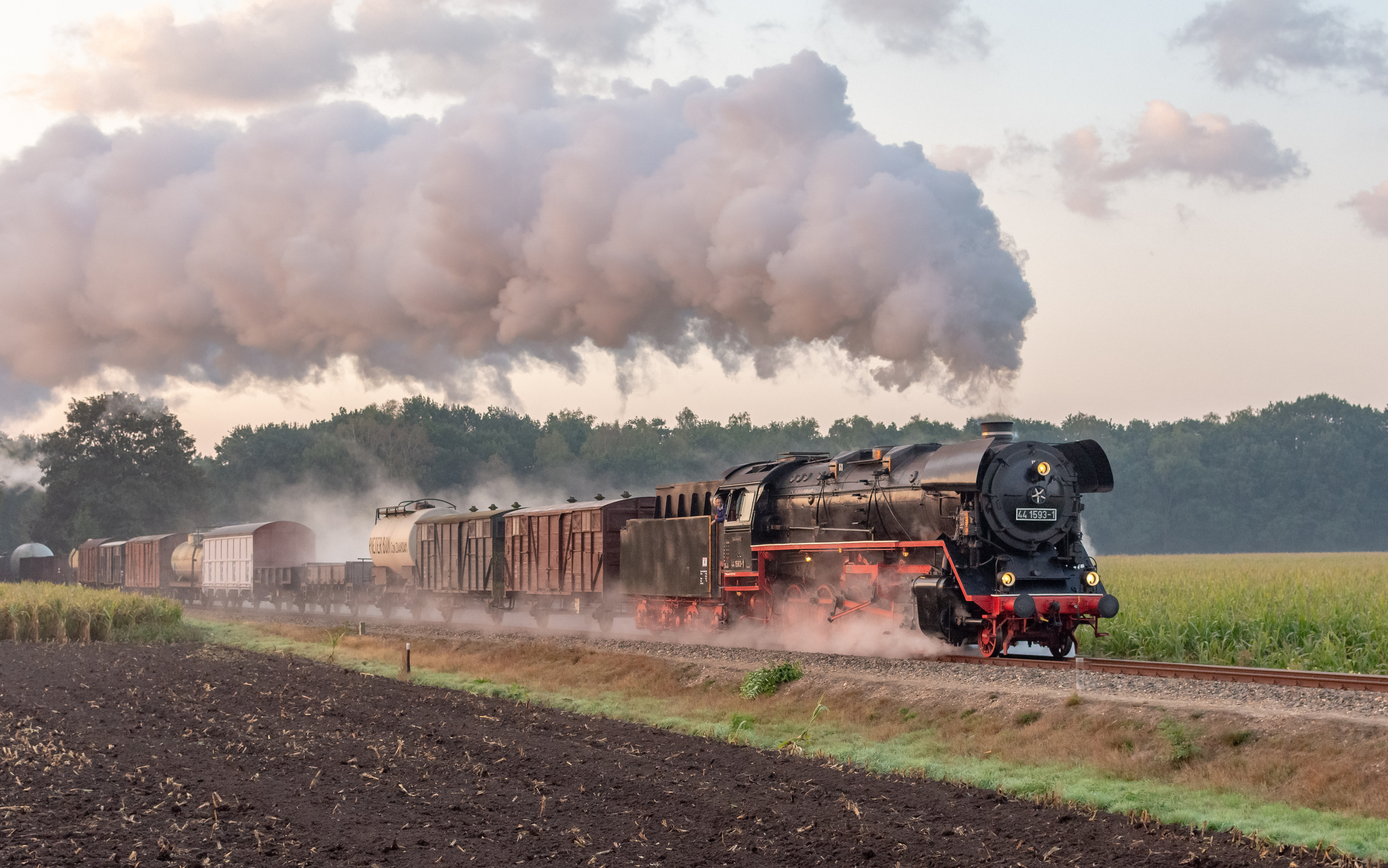 Паровозик с дымом. Парового Локомотива “Steam Wagon”. Паровоз с дымом. Паровоз дымит. Локомотив с вагонами.