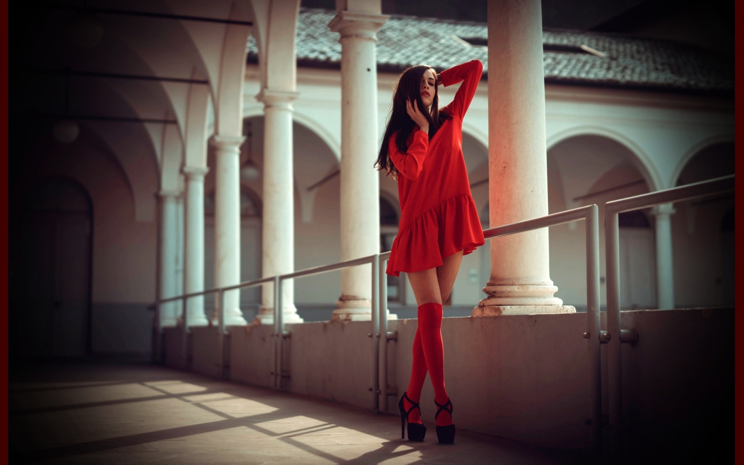 Перевод песни girl in red. Моника Хайкова в Красном платье. Девушка в Красном. Девушка в платье красивая. Брюнетка в Красном платье.