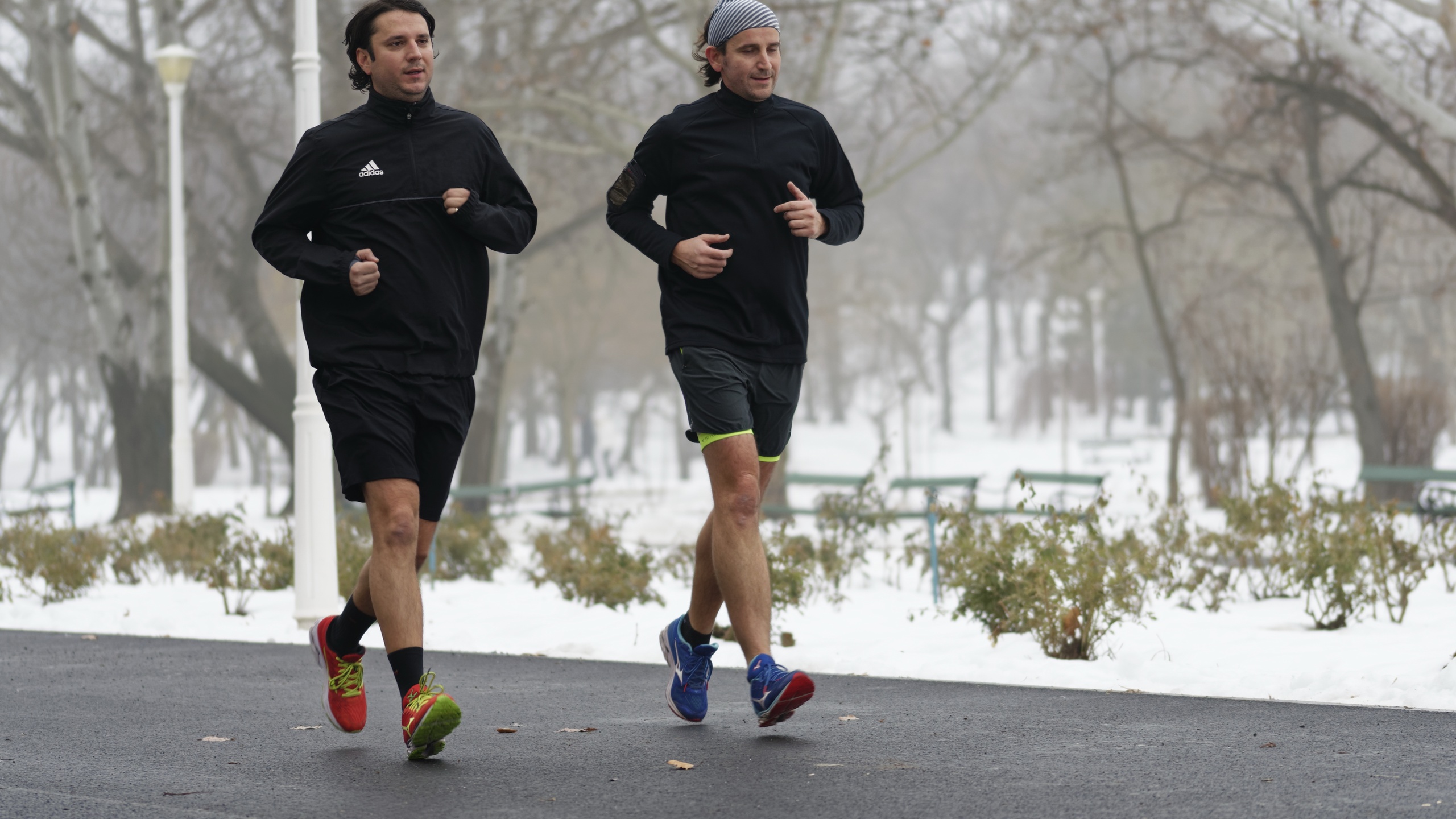 Run two. Звезда бежит. Звезды бегают. Бег с головным убором. Артемий бежит с звездой.