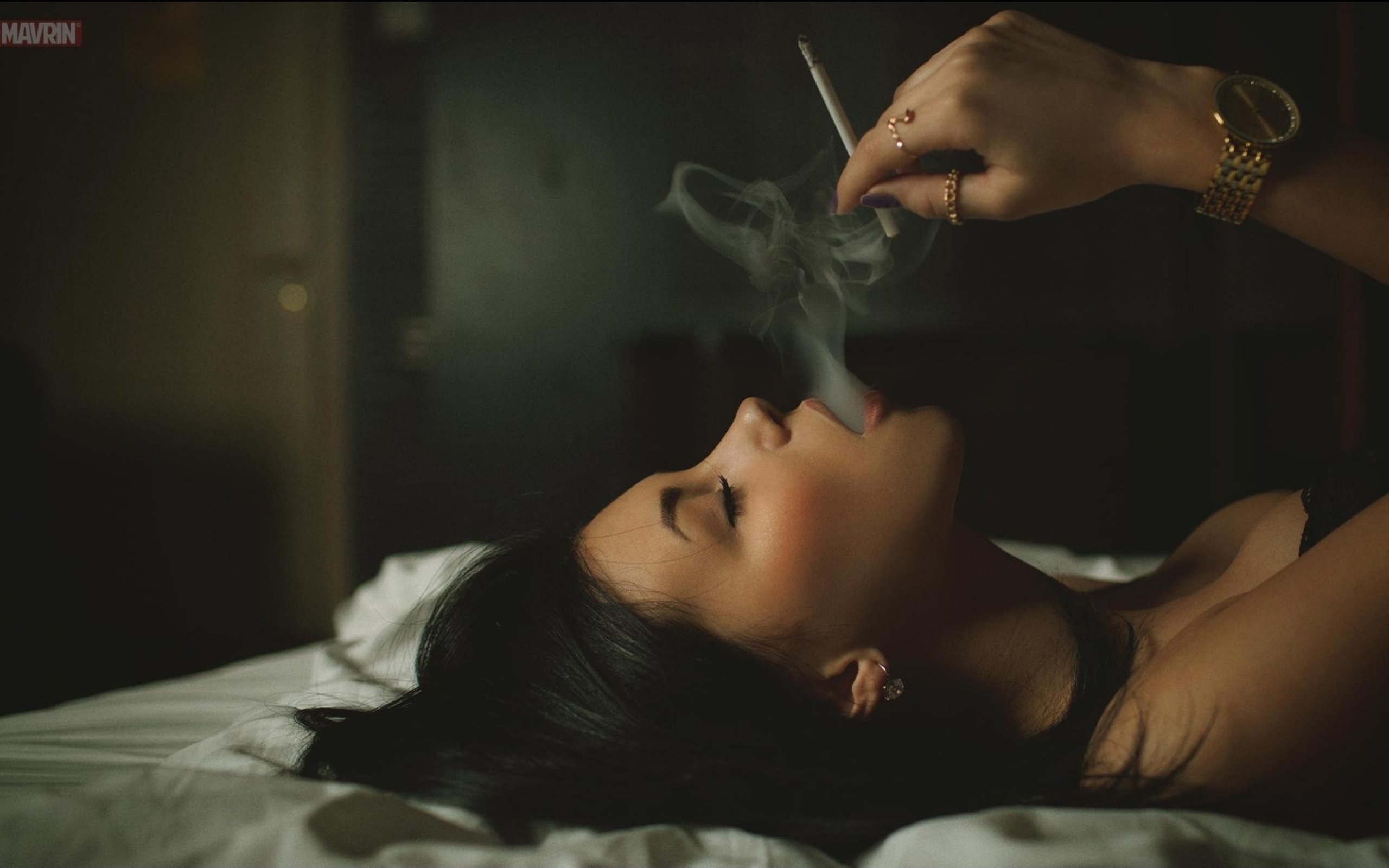 вертикальные живые картинки женщина курит дым идет