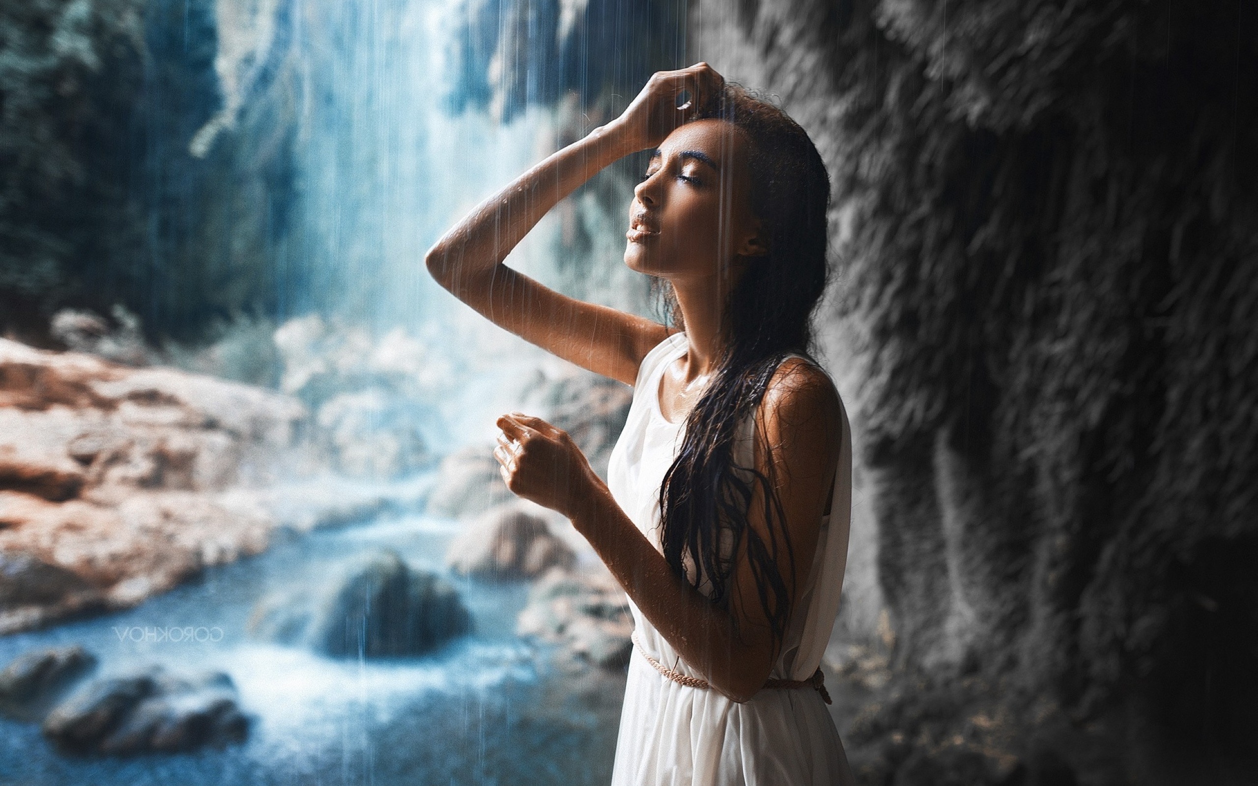 Лесное наслаждение. Девушка у водопада. Женщина под водопадом. Фотосессия у водопада.