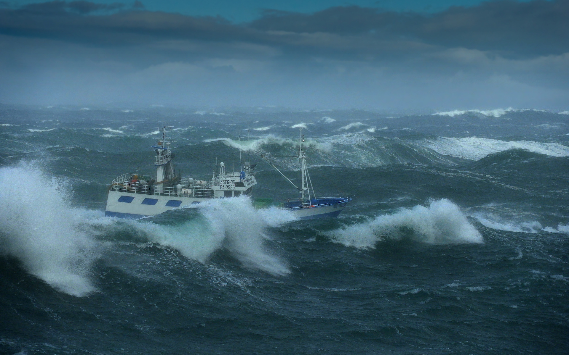 Ship storm. БАТМ остров Сахалин. БАТМ В шторм. Сейнер в шторм. Траулер в шторм.