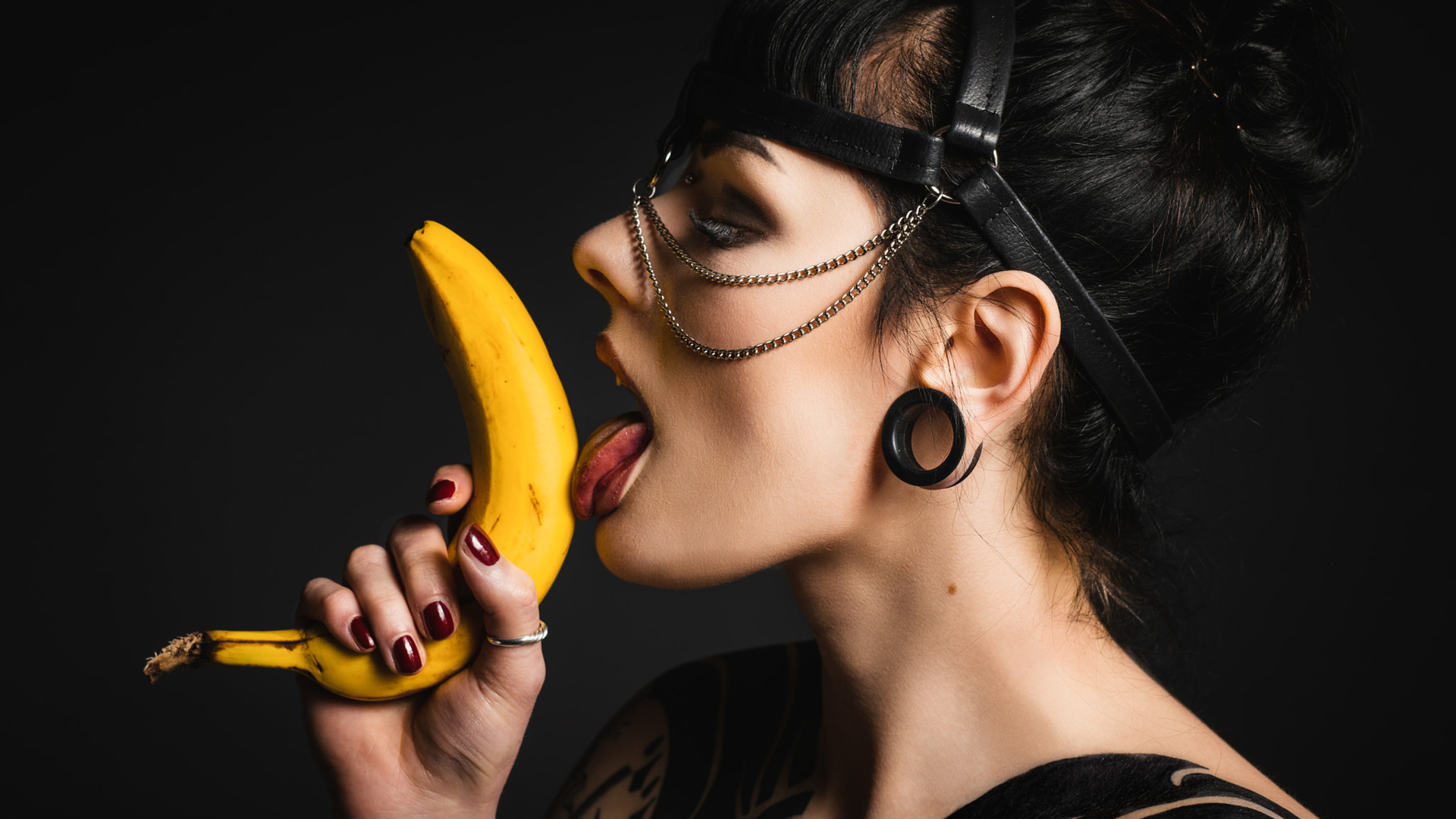 девушка ест банан фото без лица