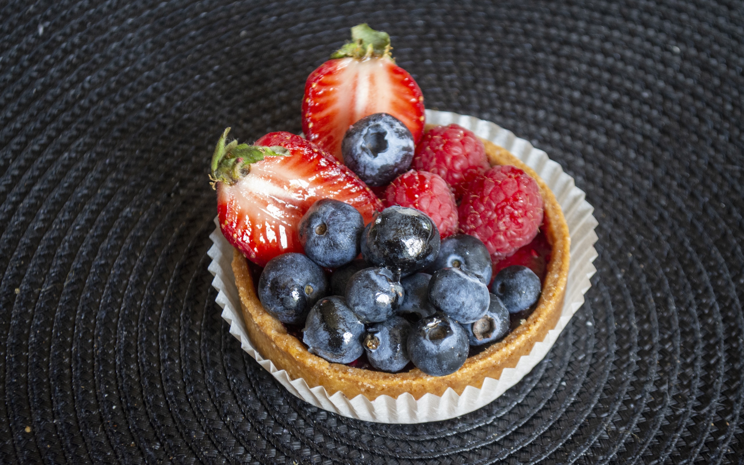 Fresh pie клубника малина. Пирог с клубникой и черникой. Секретики фрукты-ягоды. Кексовое ассорти малина клубника черника. Картинки пирогов общая.