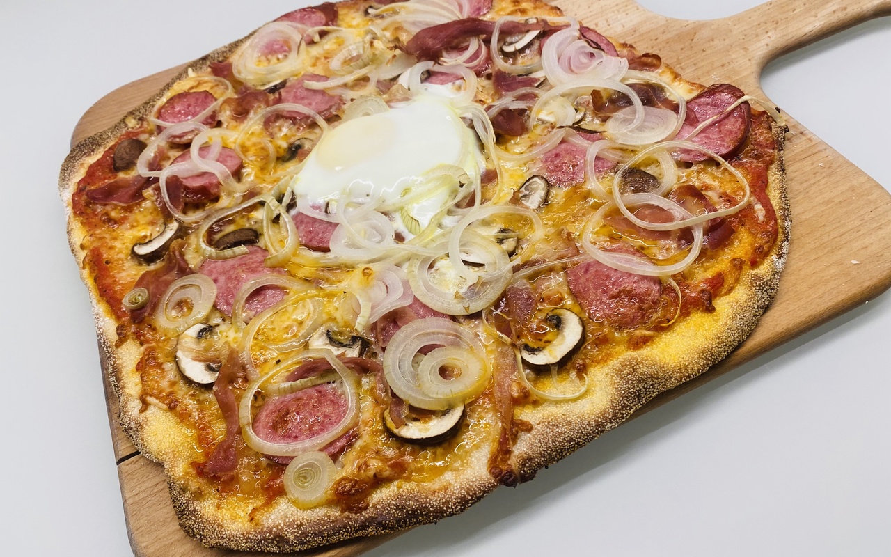 Луке пицца. Луковая пицца. Пицца с салом. Картинки лука на пицце. Pizza salami and onion.