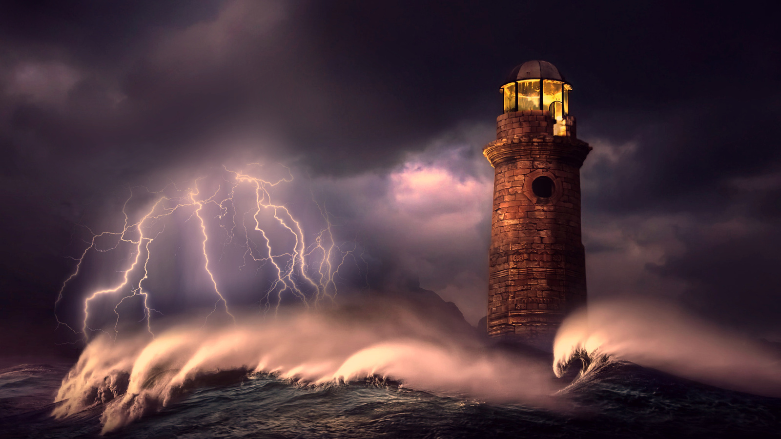 маяк в море во время шторма