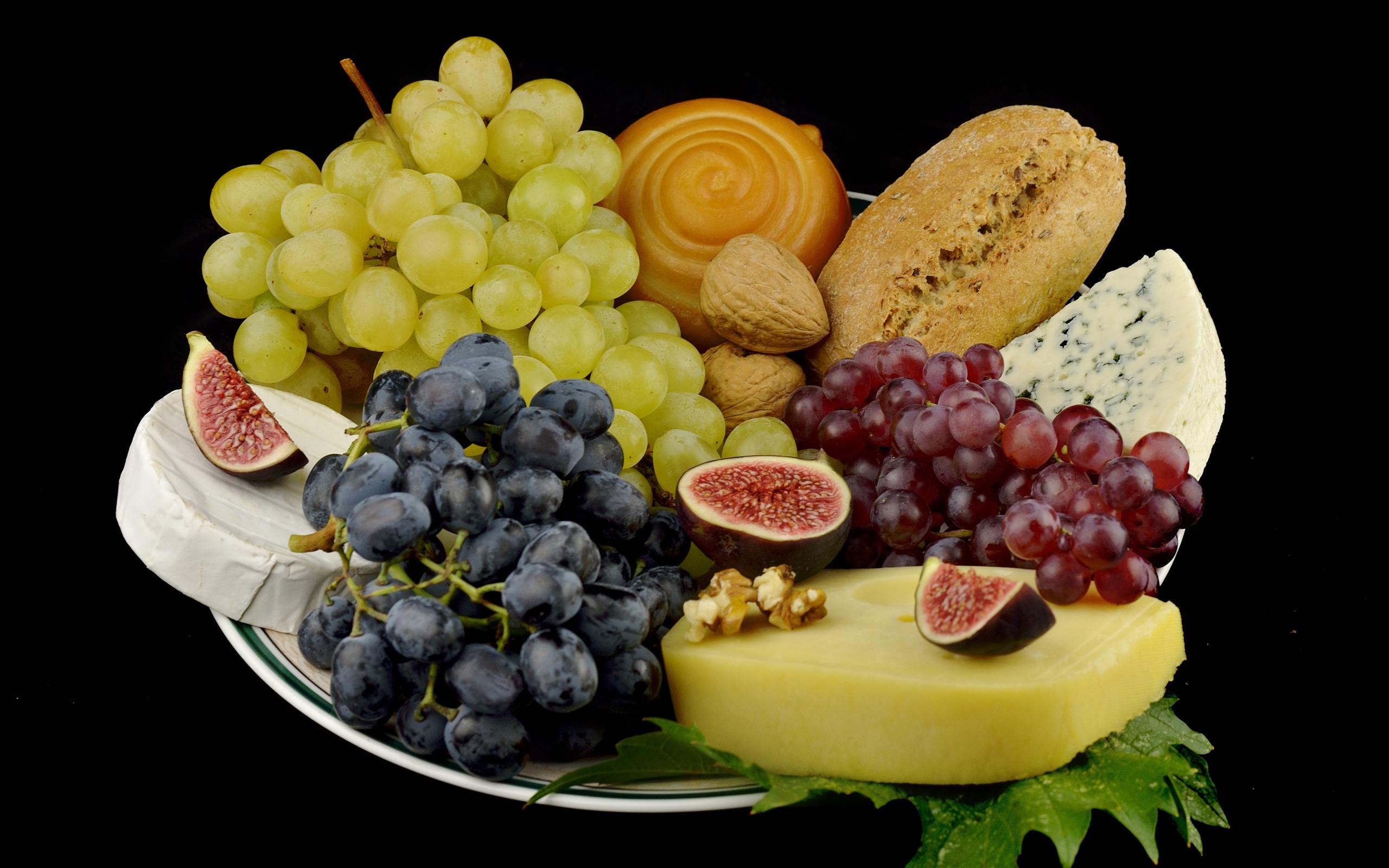 Сыр виноград в поле черри