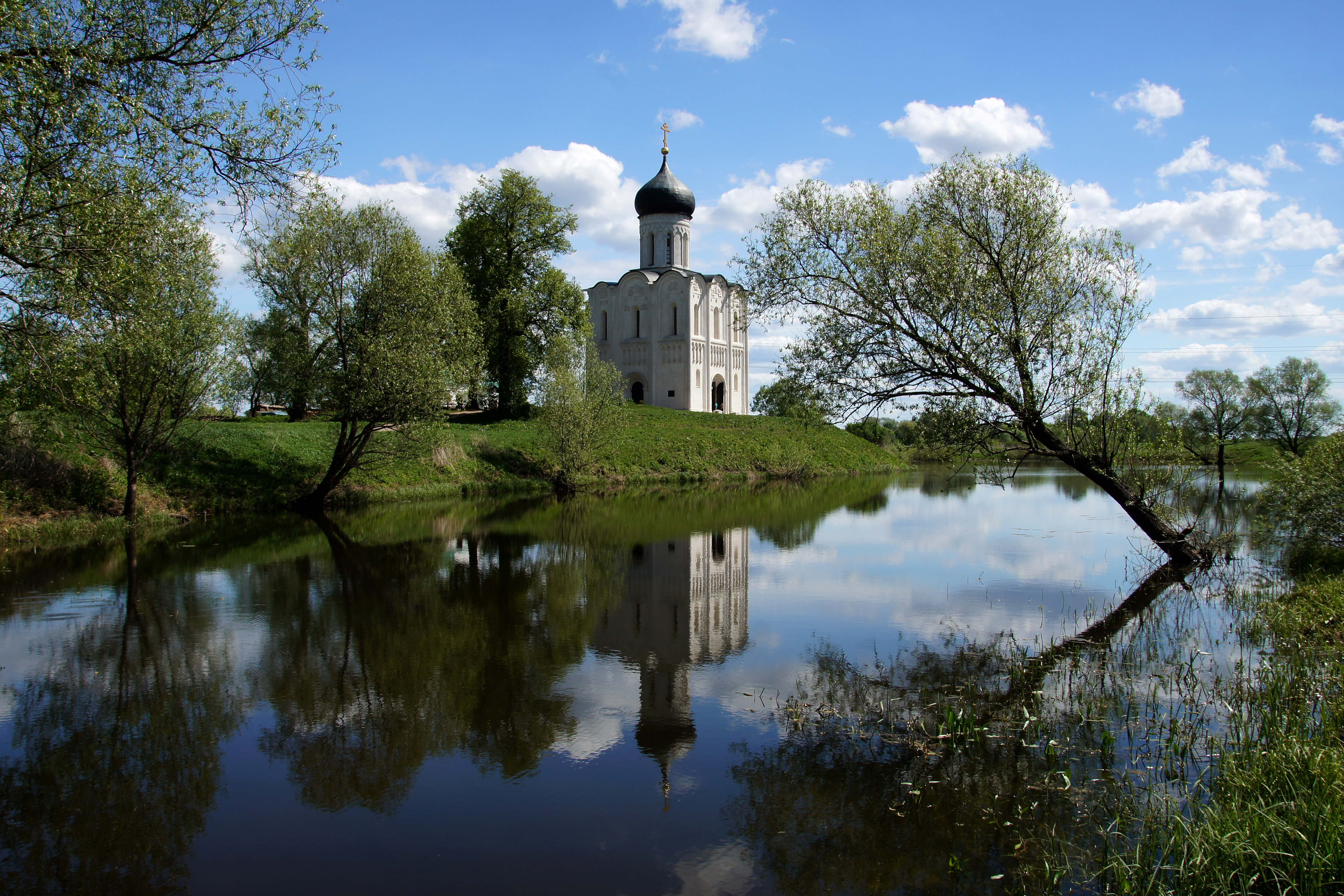 Покров лета. Храм Покрова на Нерли. Нерль (приток Клязьмы). Храм Покрова на Нерли природа. 23. Храм Покрова на Нерли..