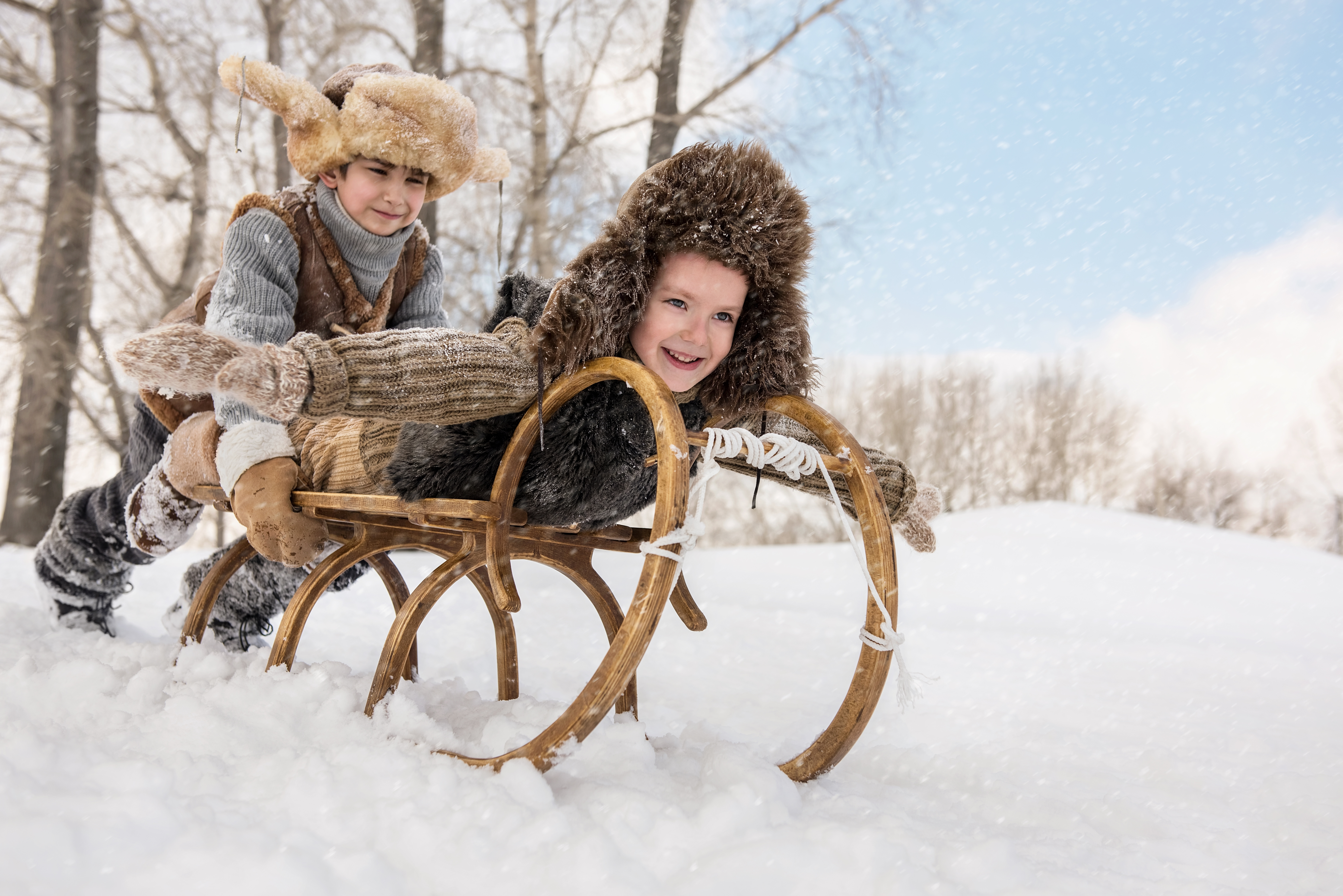 На санках с горки картинки