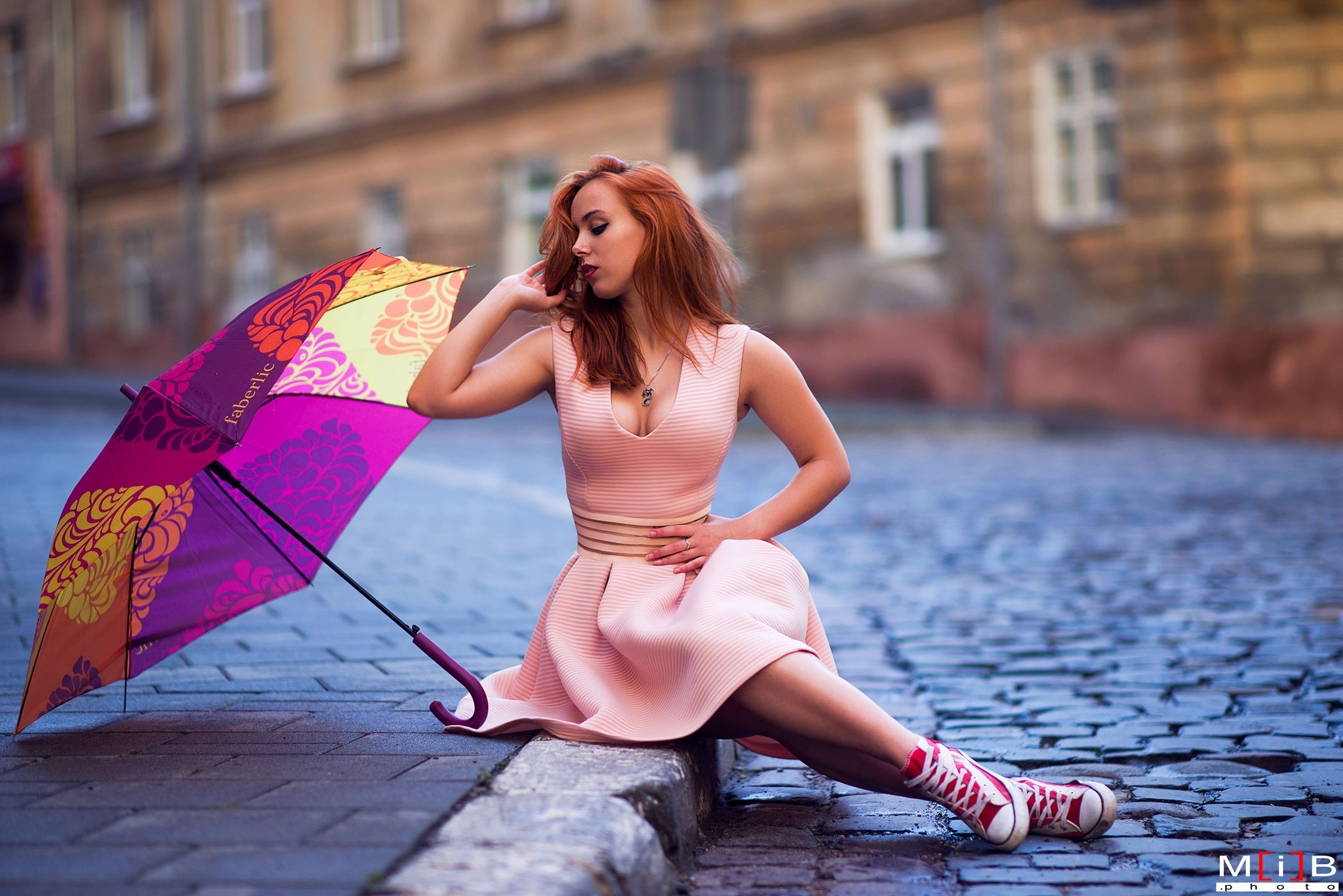 Обои улица брусчатка зонт девушка Ліля Журавська Lil Vos рыжая бестия на рабочий стол