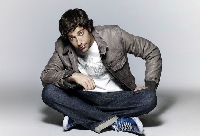 , zachary levi