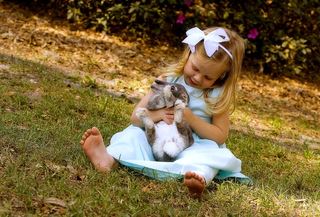 Девочка с кроликом фото