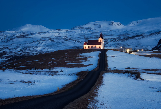 Iceland, Snaefellsnesog Hnappadalssysla, Grundarfjoerdur, Lonely Church