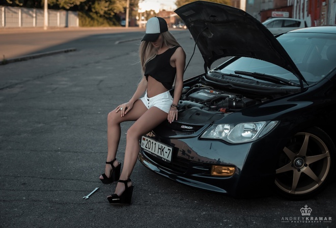 women, blonde, brunette, sitting, car, jean short, tools, t-shirt, baseball caps