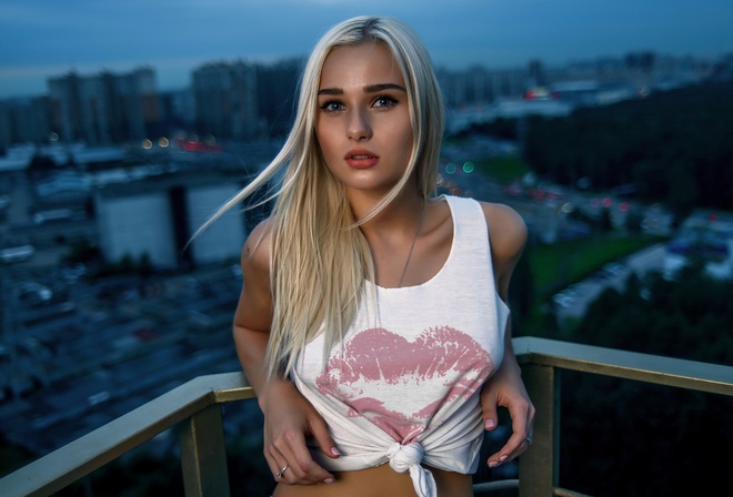 women, blonde, T-shirt, tanned, balcony, cityscape, city, belly, face, depth of field