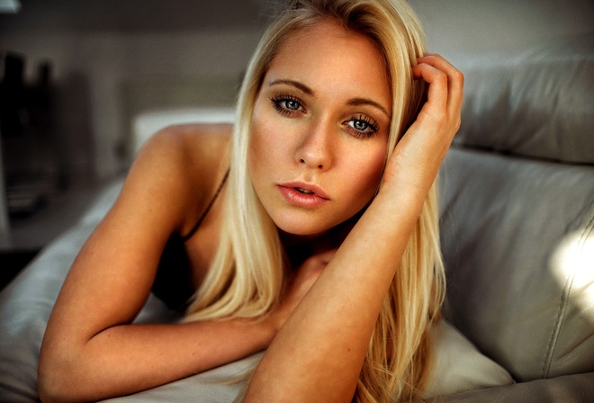 Sara Magdalena, women, blonde, portrait, face, couch, depth of field, Miro Hofmann