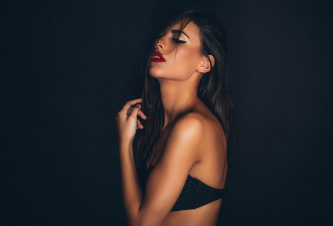 women, portrait, tanned, black bras, eyeliner, red lipstick, simple background