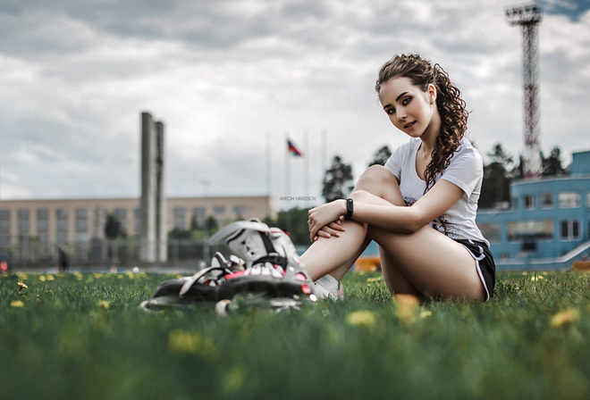 women, tanned, grass, Fotoshi Toshi aka Anton Harisov, Anton Harisov, shorts, T-shirt, women outdoors, smiling, depth of field, rollerskates