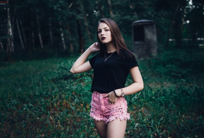 women, T-shirt, trees, necklace, women outdoors, portrait, jean shorts, depth of field