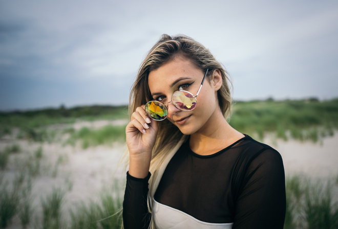 women, blonde, portrait, depth of field, women outdoors, women with glasses