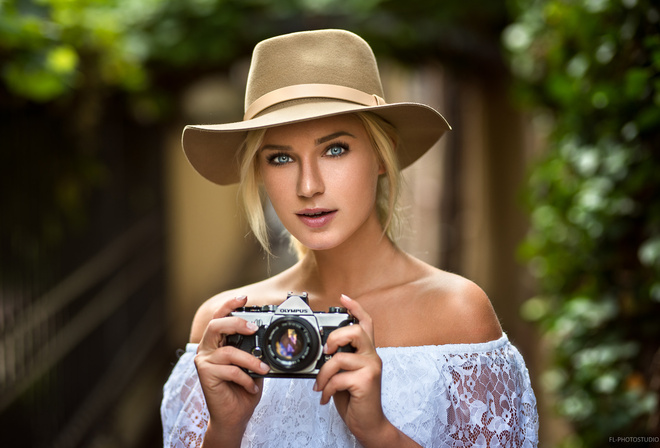 women, hat, blonde, camera, tanned, portrait, depth of field, blue eyes