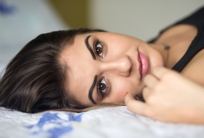 women, smiling, depth of field, face, portrait, eyeliner, red nails