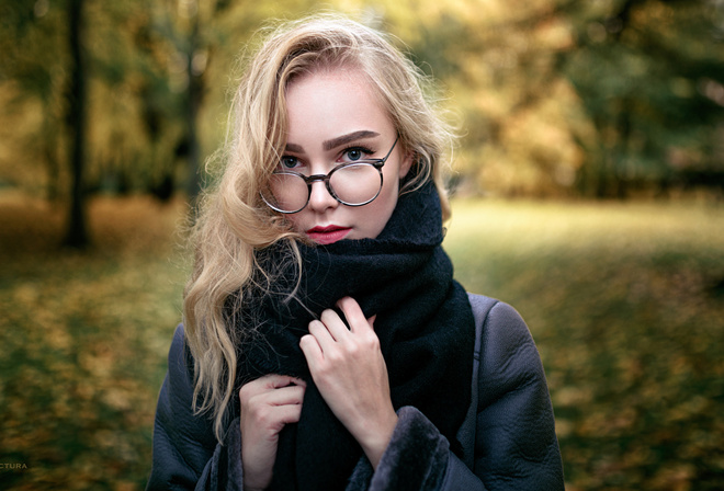 women, blonde, scarf, women with glasses, depth of field, trees, women outdoors, portrait